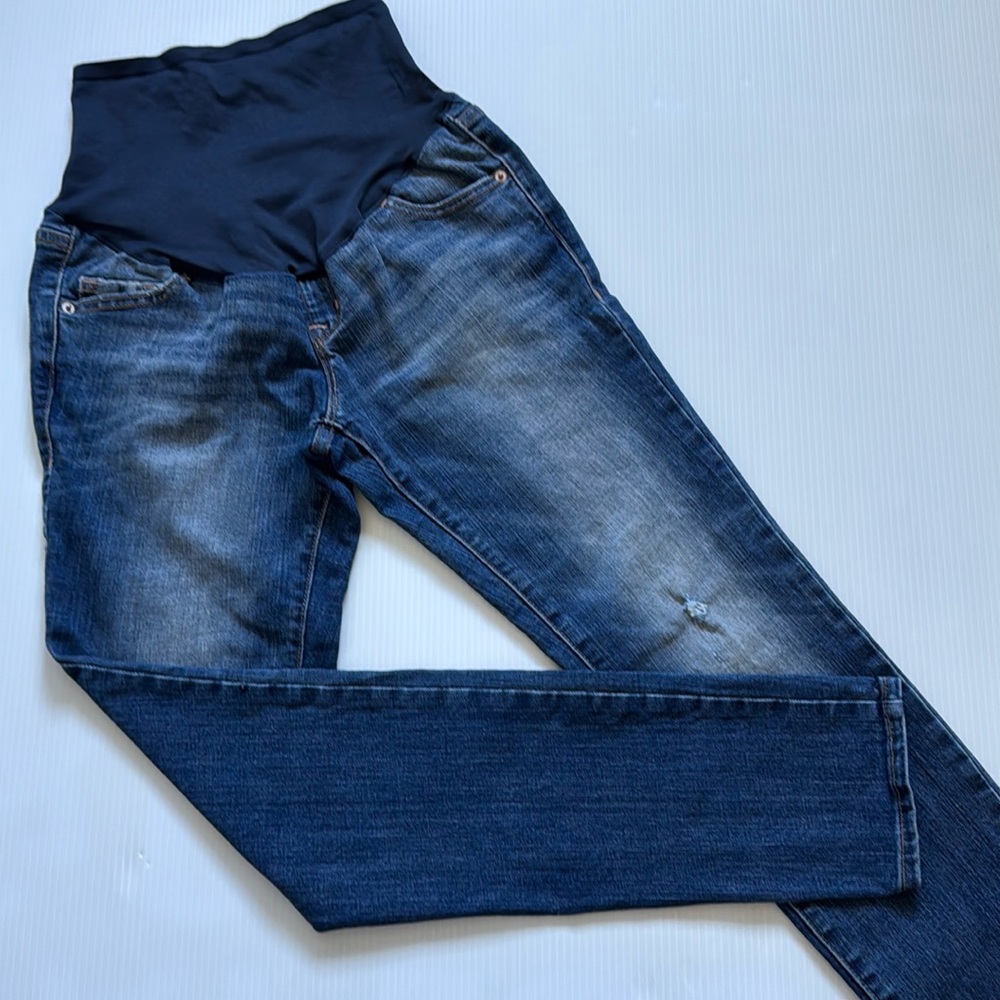 Old Navy Maternity Full panel Skinny Jeans.
Size 2